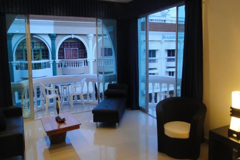 Hotel East Suites