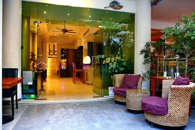 Hotel East Suites