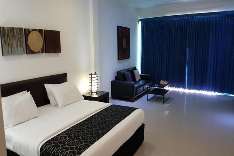 Hotel East Suites