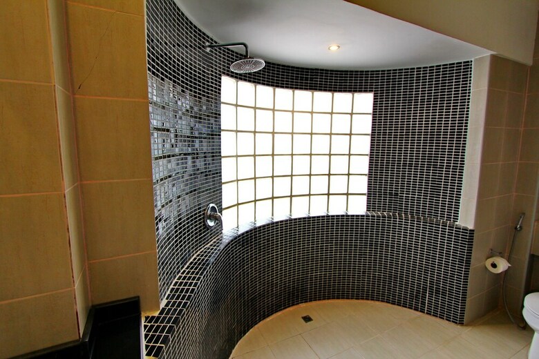 Hotel East Suites