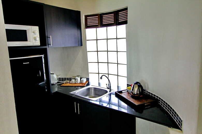 Hotel East Suites