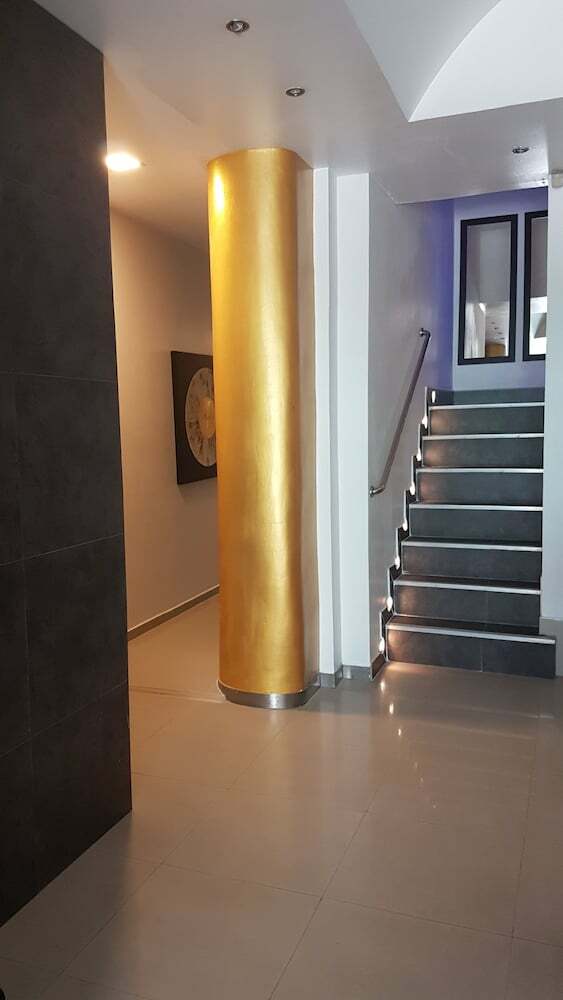 Hotel East Suites
