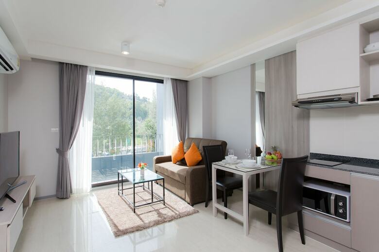 Aparthotel 6th Avenue Surin Beach
