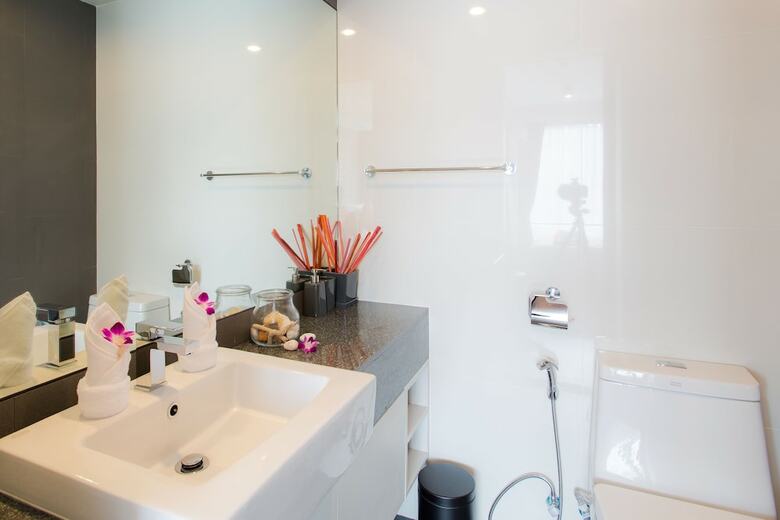 Aparthotel 6th Avenue Surin Beach