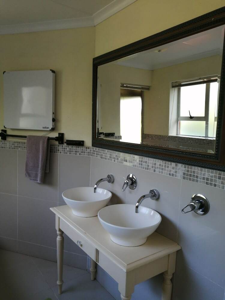 Hotel Ibis Place Guest House