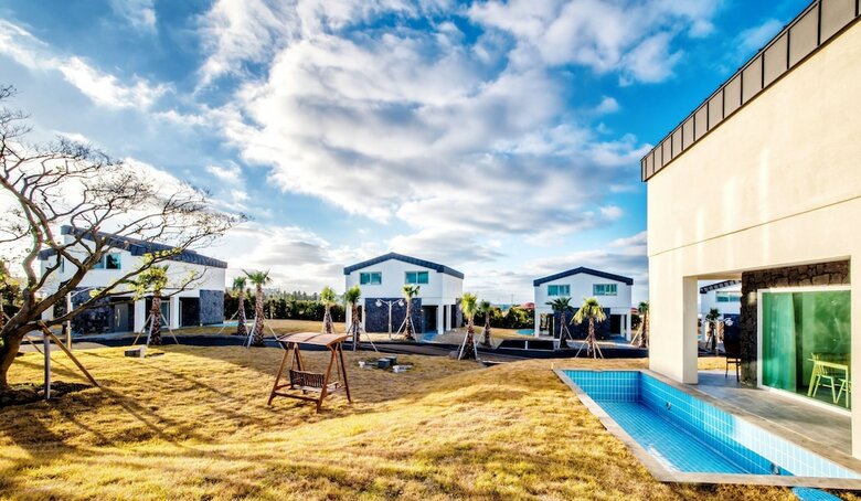 Pool & Villa Sorang