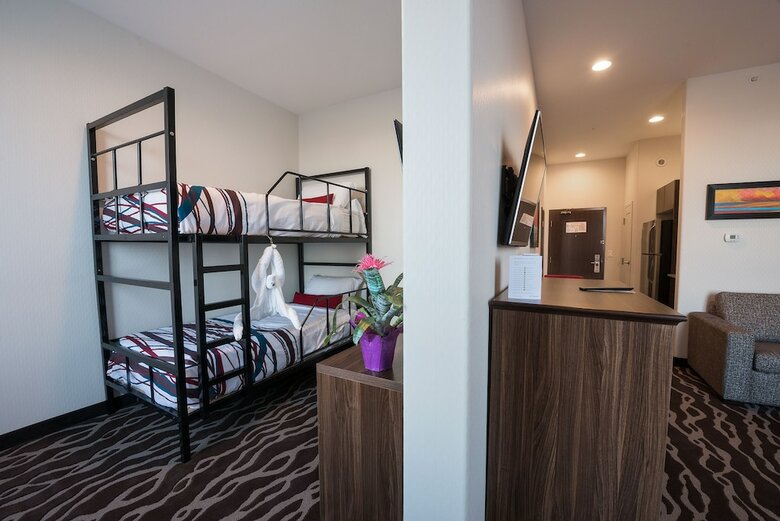 Hotel Encore Suites By Service Plus Inns