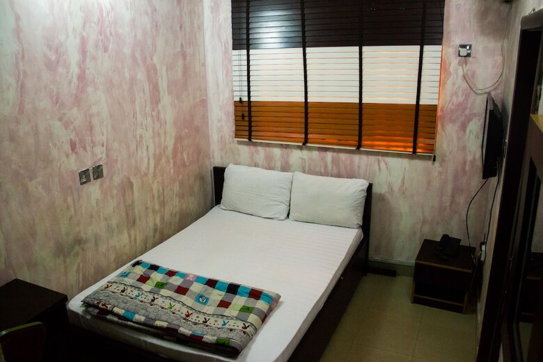 Glasshouse Hotel And Suites
