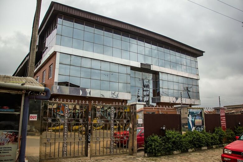 Glasshouse Hotel And Suites