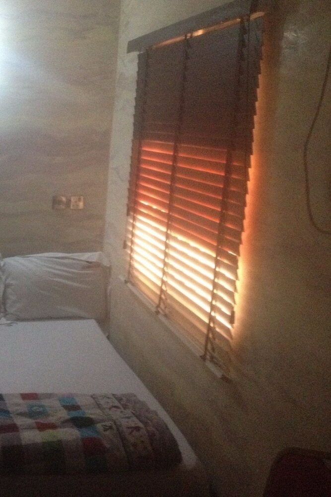 Glasshouse Hotel And Suites
