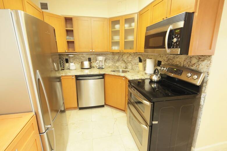 Deluxe Beach Resort - Hora Rentals