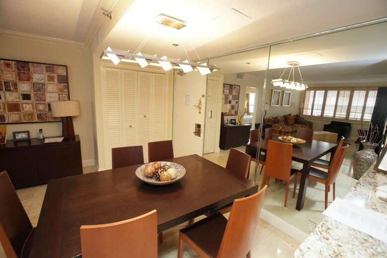 Deluxe Beach Resort - Hora Rentals