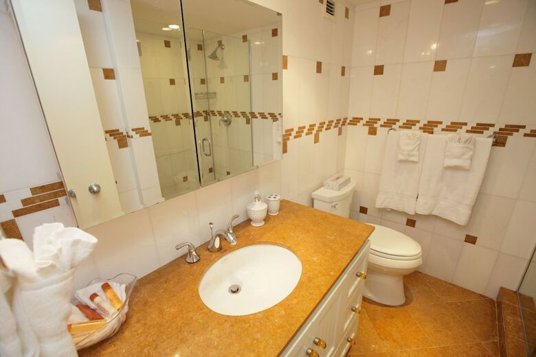 Deluxe Beach Resort - Hora Rentals