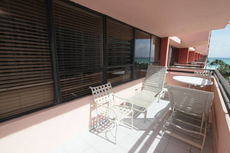 Deluxe Beach Resort - Hora Rentals