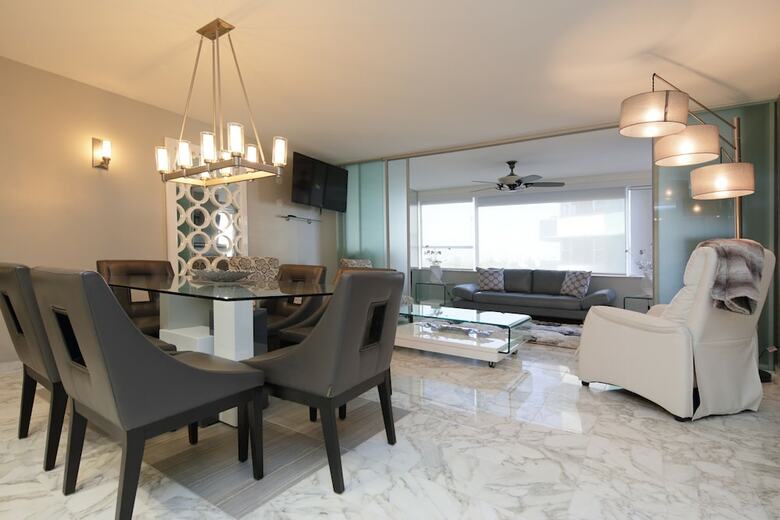 Deluxe Beach Resort - Hora Rentals