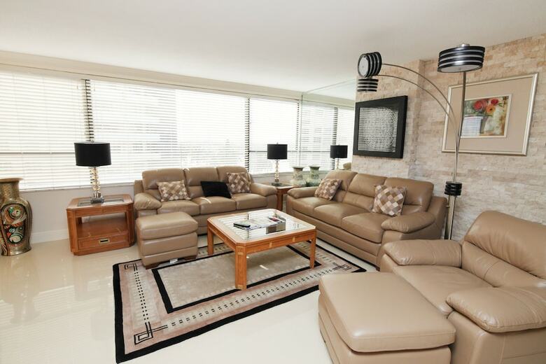 Deluxe Beach Resort - Hora Rentals
