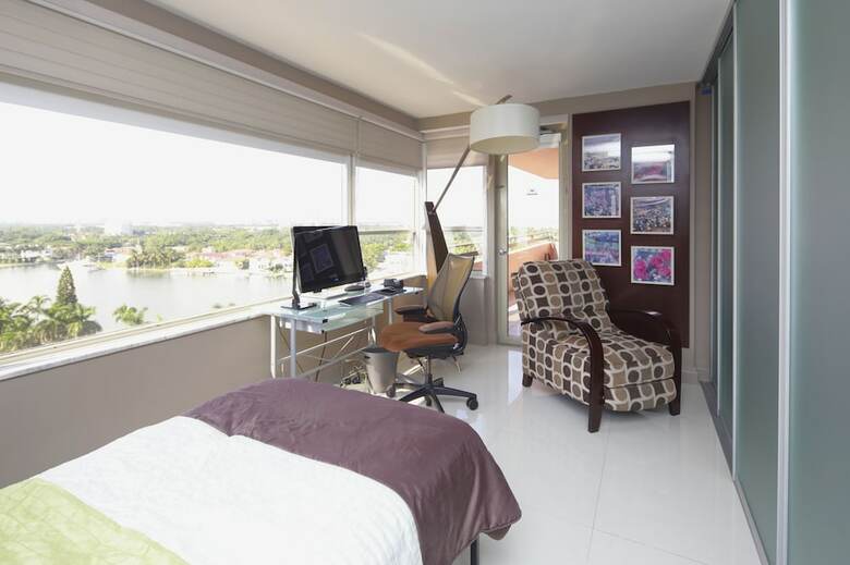 Deluxe Beach Resort - Hora Rentals