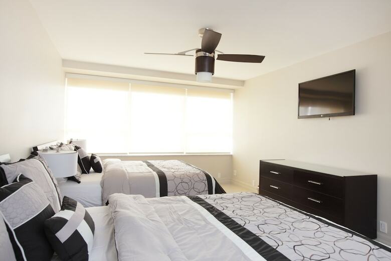 Deluxe Beach Resort - Hora Rentals