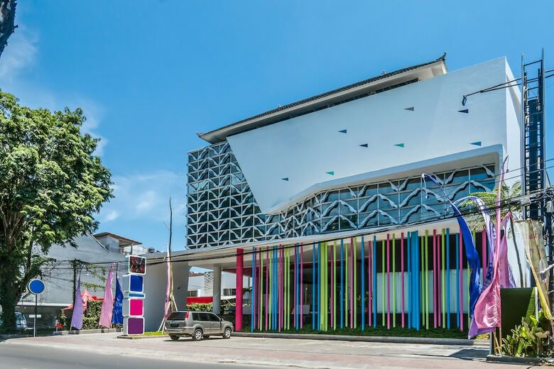 Hotel Zen Premium Kuta Raya