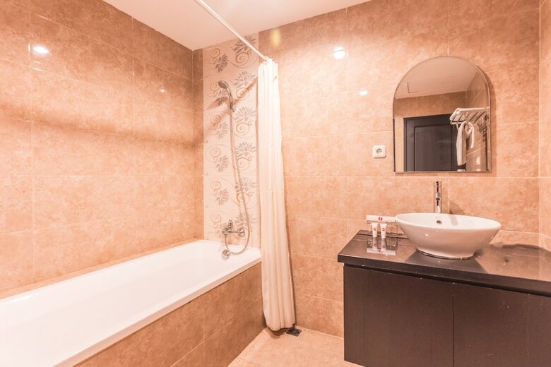 Capital O 1662 Ole Suites Hotel