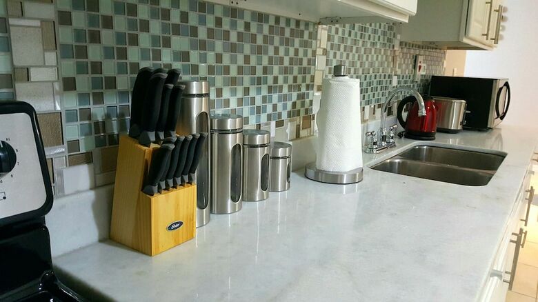 New Kingston Guest Apartment At Donhead