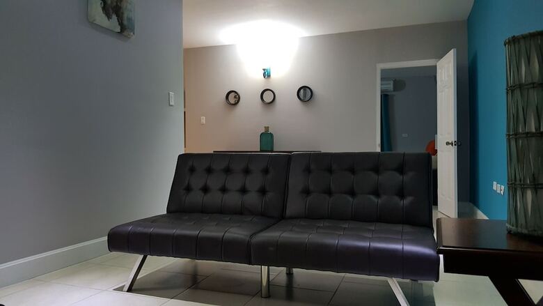 New Kingston Guest Apartment At Donhead