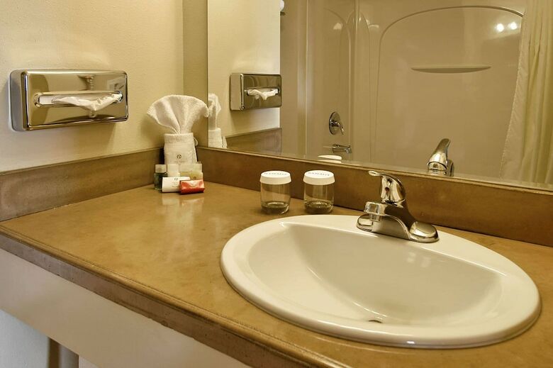 Hotel Ramada By Wyndham Anchorage