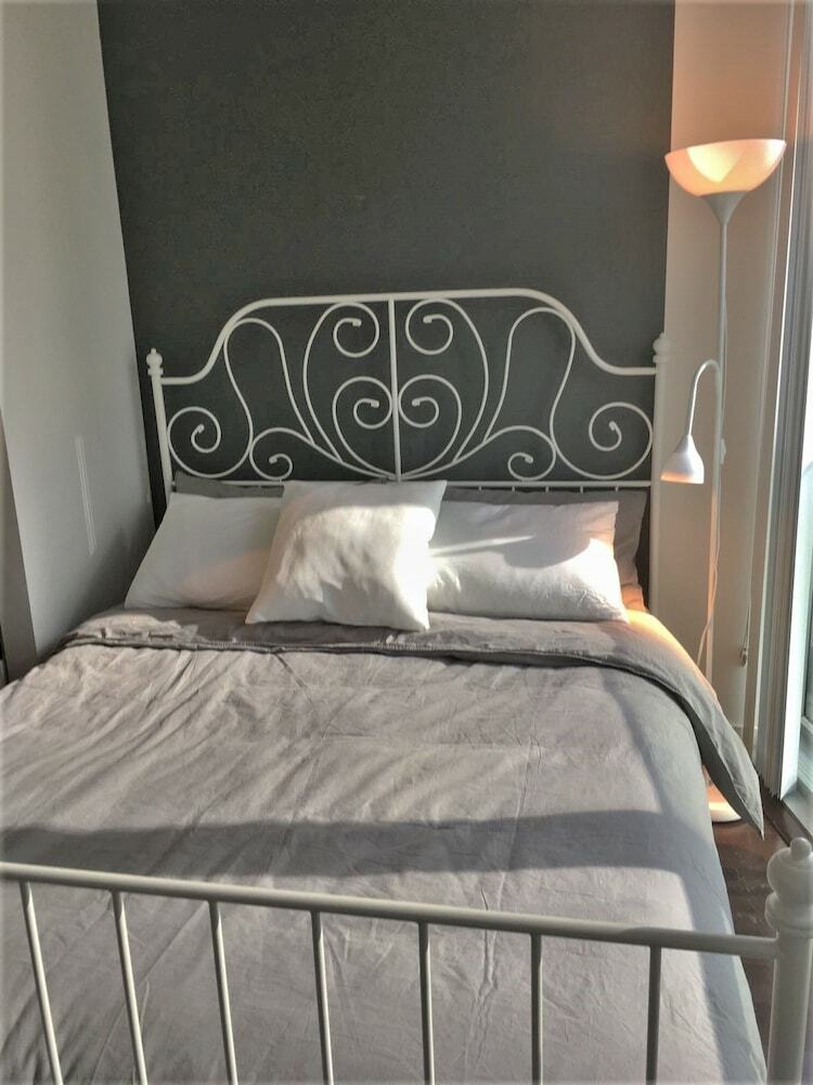 New One Bedroom Condo Downtown-cn Tower