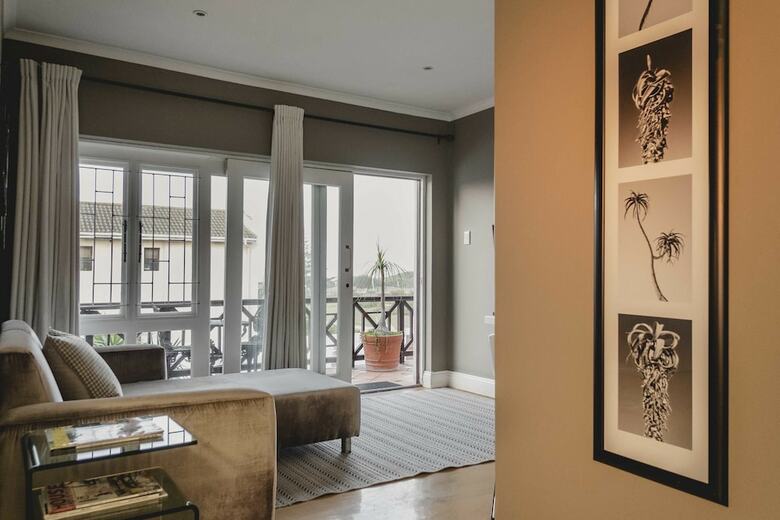 Hotel Admiralty Beach House