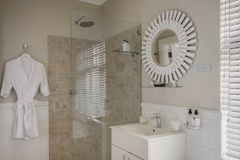 Hotel Admiralty Beach House