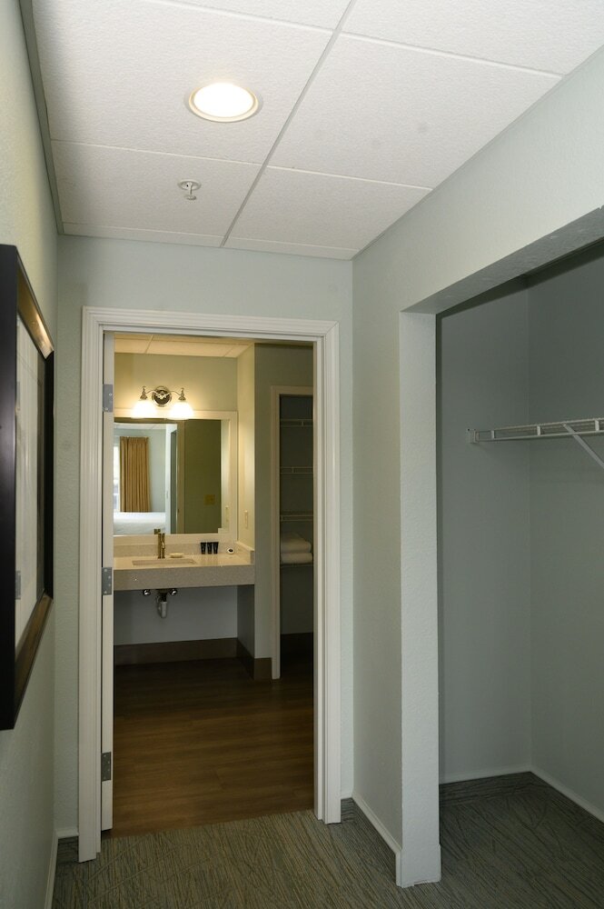 Hotel Cherry Tree Inn & Suites