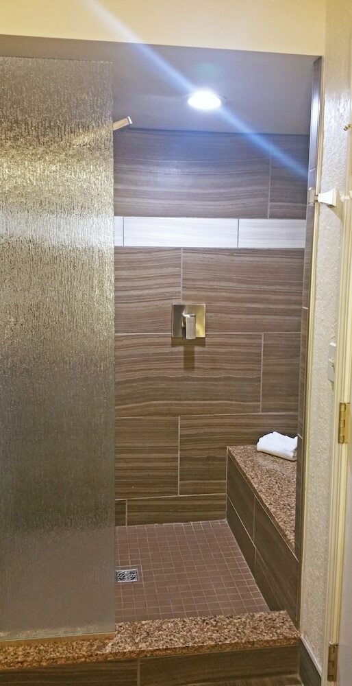 Hotel Cherry Tree Inn & Suites