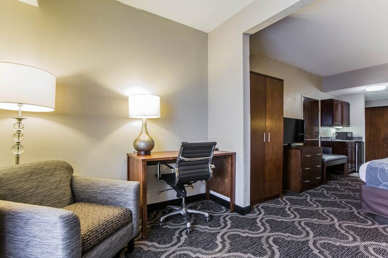 Hotel Comfort Suites Pineville - Ballantyne Area