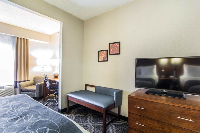 Hotel Comfort Suites Pineville - Ballantyne Area