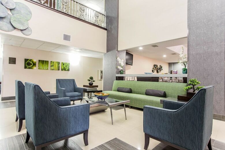 Hotel Comfort Suites Pineville - Ballantyne Area