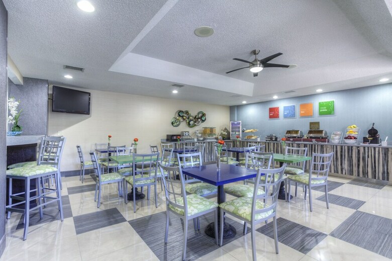 Hotel Comfort Suites Pineville - Ballantyne Area