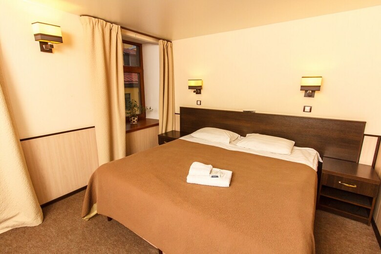 Hotel White Night