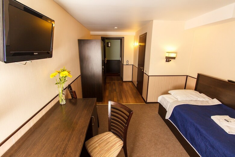 Hotel White Night