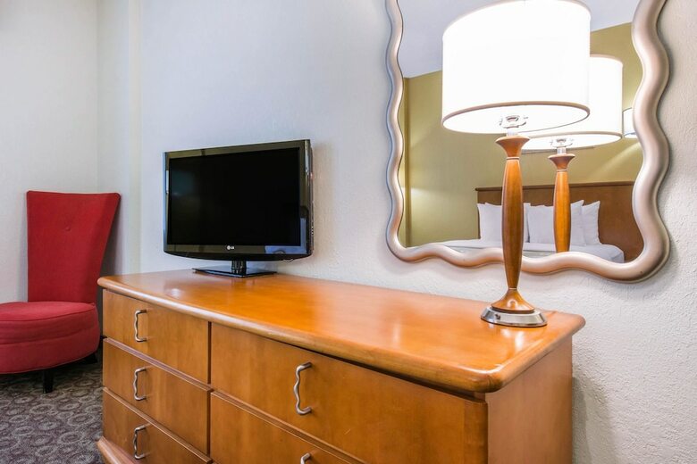 Hotel Quality Inn & Suites Near The Theme Parks