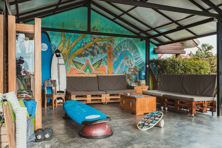 Hotel Big Brother Surf Inn