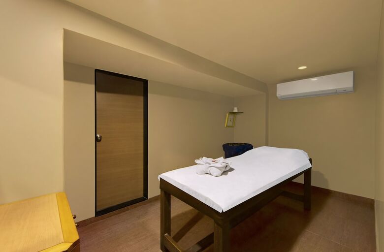 Central Beacon Hotel Surat