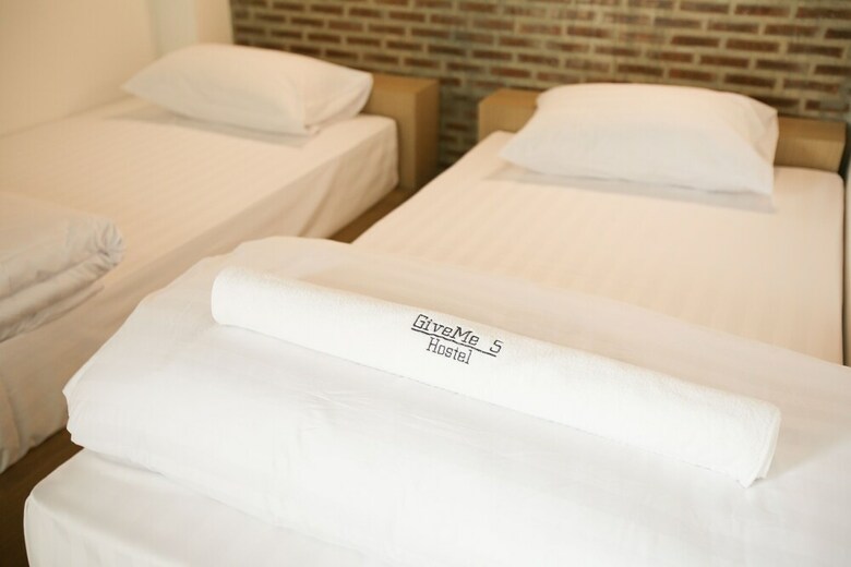 Hostal Give Me 5 Hostel