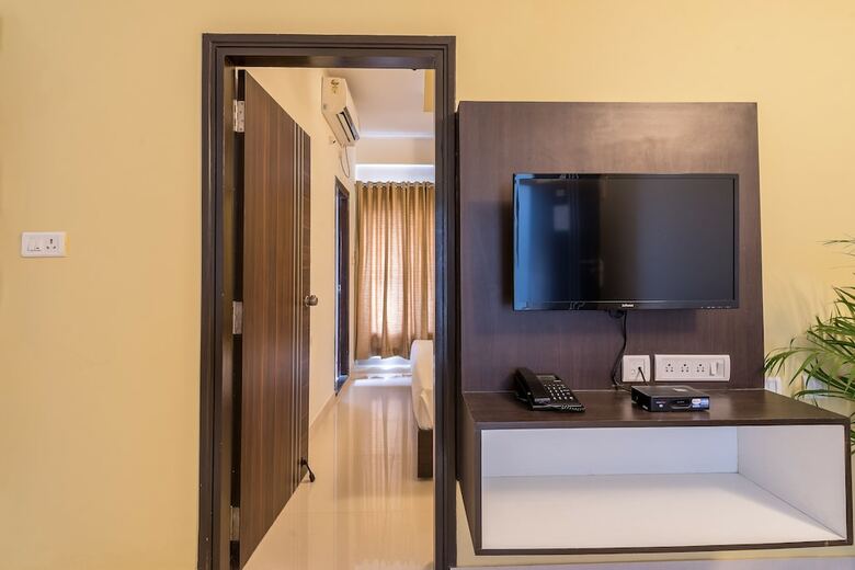 Treebo Trip Hotel Worldtree