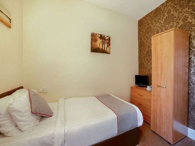 Oyo The Cumberland Hotel
