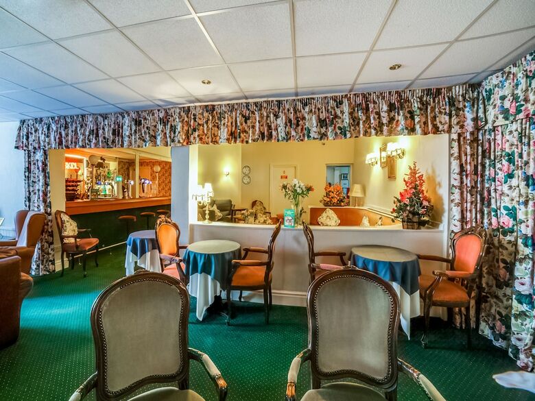 Oyo The Cumberland Hotel