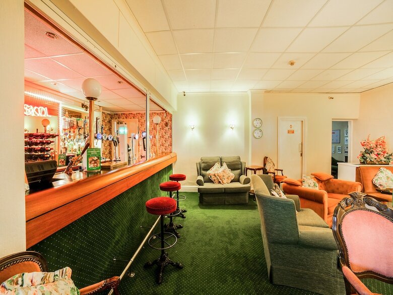 Oyo The Cumberland Hotel