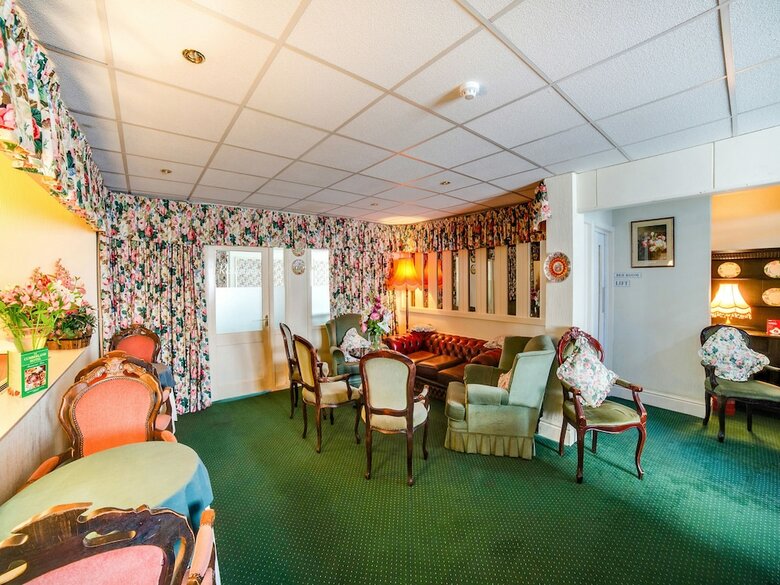 Oyo The Cumberland Hotel