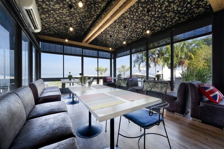 Hotel The Loft Seaside Sriracha