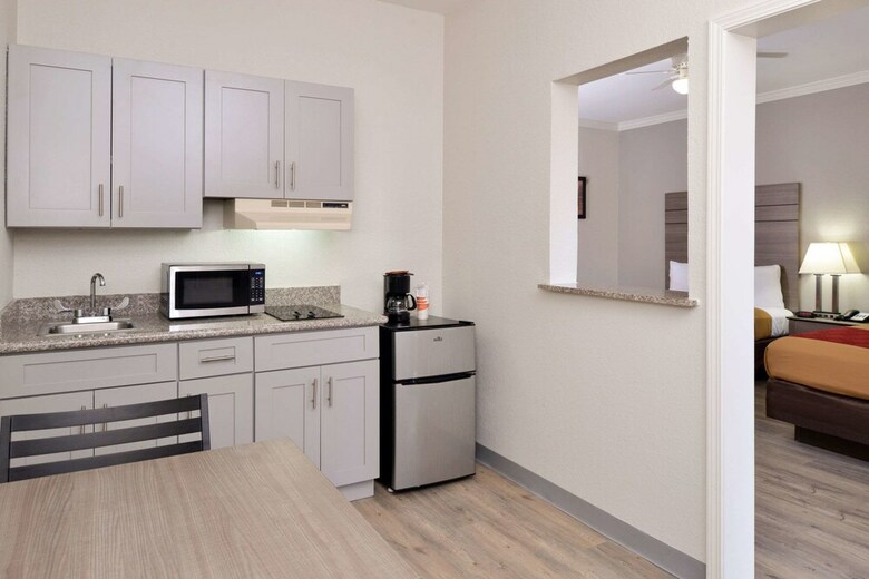Hotel Econo Lodge And Suites