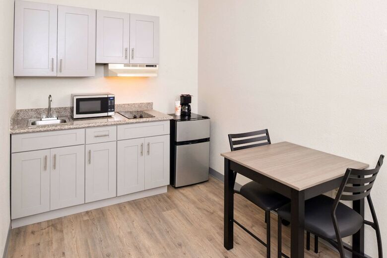 Hotel Econo Lodge And Suites